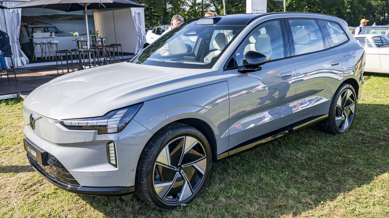 A gray Volvo EX90 parked