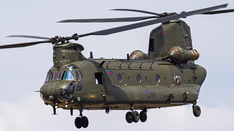 ch-47 chinook transport helicopter flight