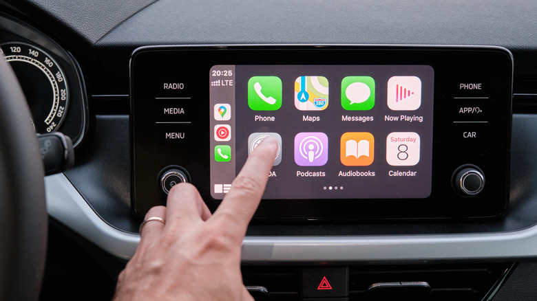 apple carplay with hand