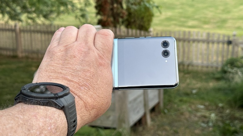 Man holding Razr Plus